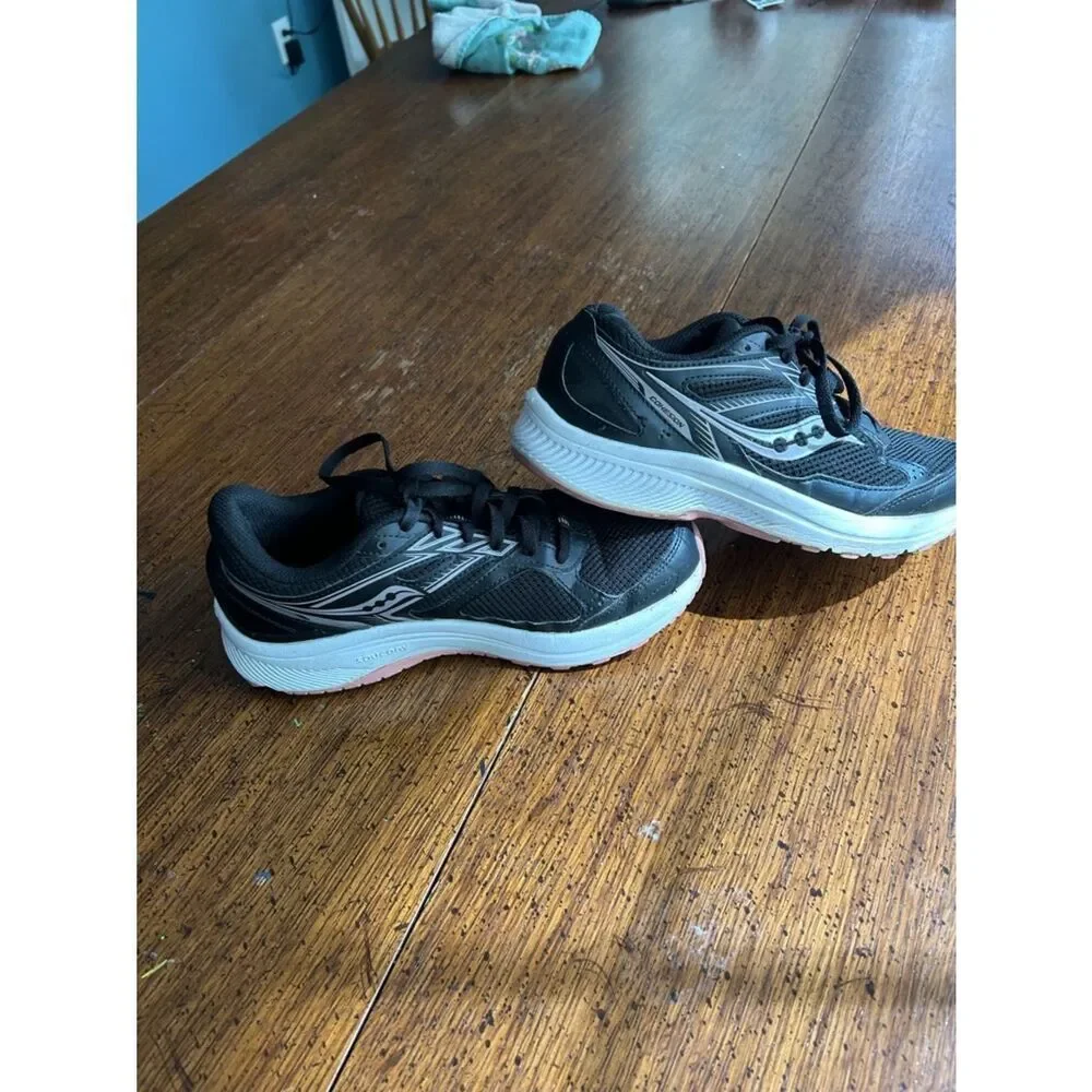 Saucony Black and White Women’s Athletic Running Shoes Sz 8 EUC S106281
